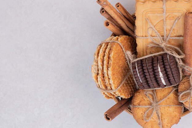 Biscoitos na corda com canela na superfície branca