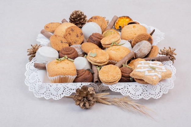 Foto grátis biscoitos na corda no prato branco