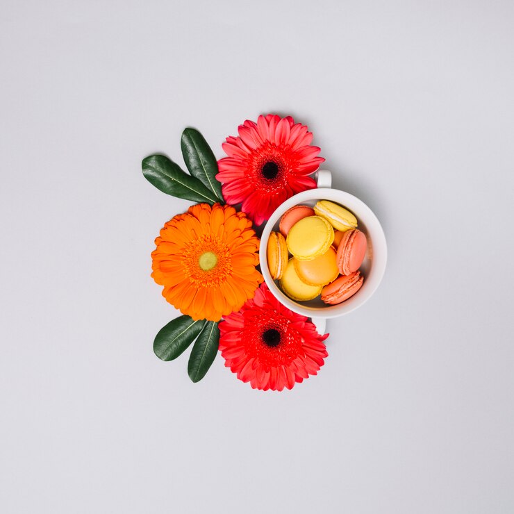 Foto grátis biscoitos no copo com botões de flores na mesa