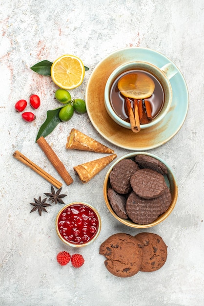 biscoitos os biscoitos apetitosos uma xícara de chá com limão em pau de canela e geléia