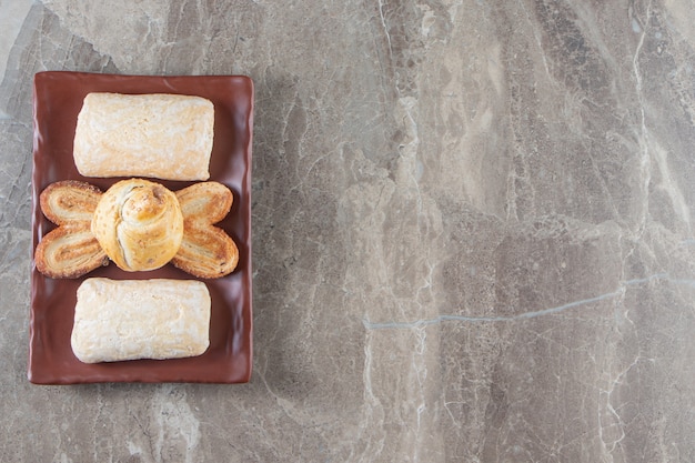 Foto grátis biscoitos recém-assados em uma travessa no mármore.