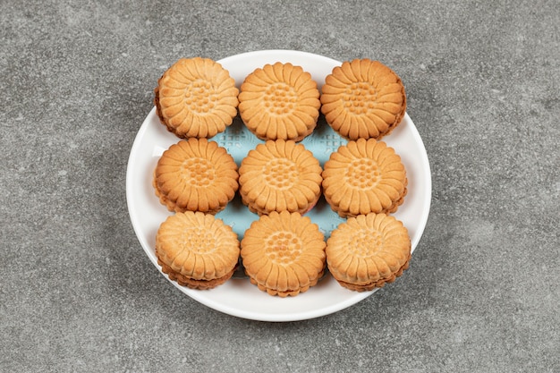 Biscoitos recheados com creme no prato branco