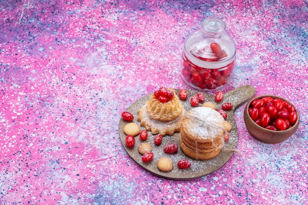 biscoitos recheados cremosos com suco de dogwoods de dogwoods vermelhos em brilhante, biscoito de bolo de biscoito doce de frutas azedas