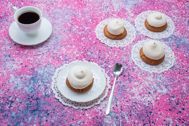 Biscoitos redondos com creme e café