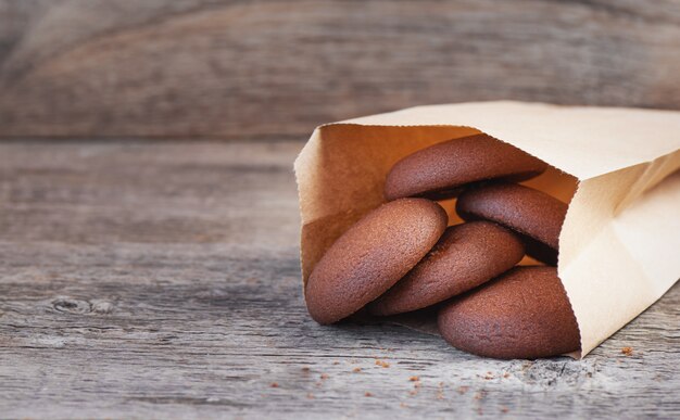 Biscoitos redondos de chocolate em um fundo de madeira