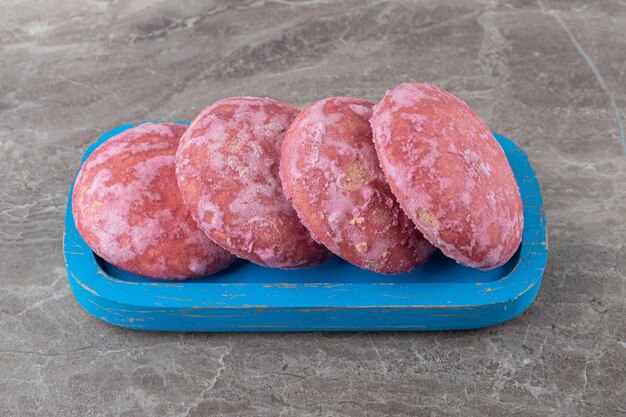 Biscoitos rosa em uma travessa na superfície de mármore