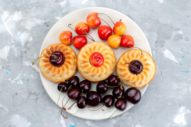 Biscoitos saborosos com cereja e chá de frutas