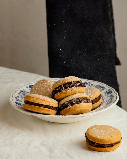 Biscoitos saborosos com creme e açúcar