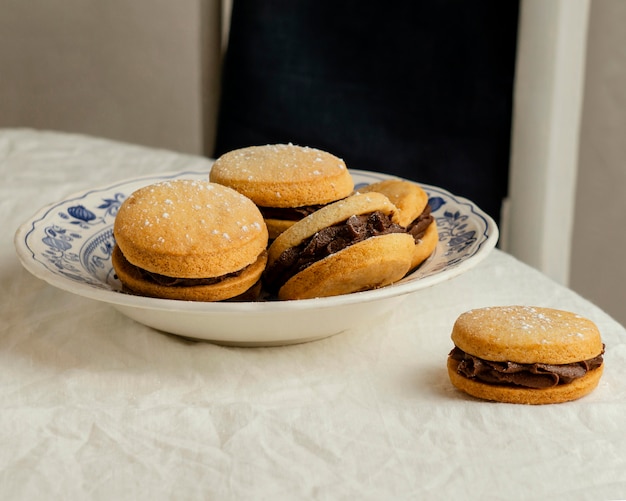 Biscoitos saborosos com creme no prato