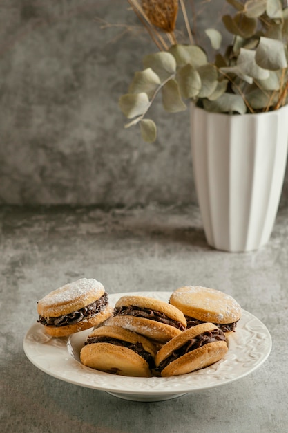 Foto grátis biscoitos saborosos com recheio de chocolate