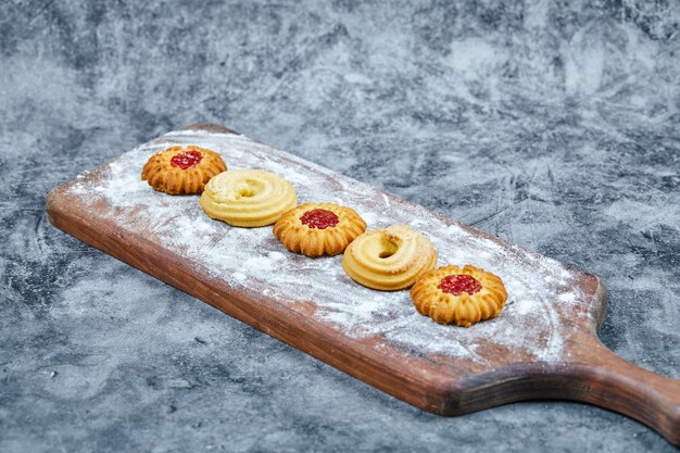 Foto grátis biscoitos sortidos na placa de madeira e.