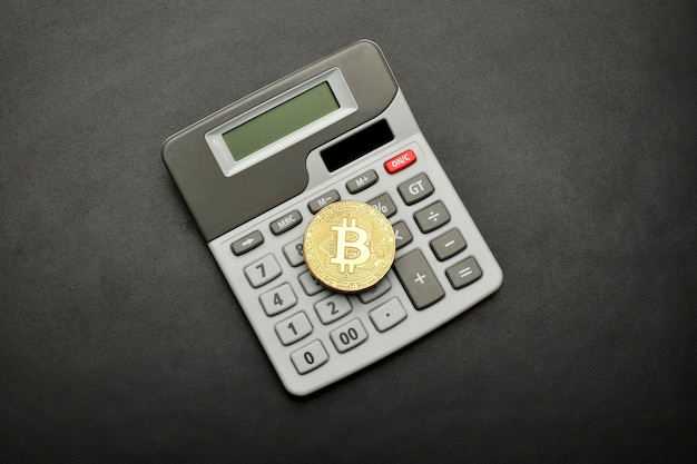 Bitcoin com calculadora, vista superior, investimento em criptomoeda