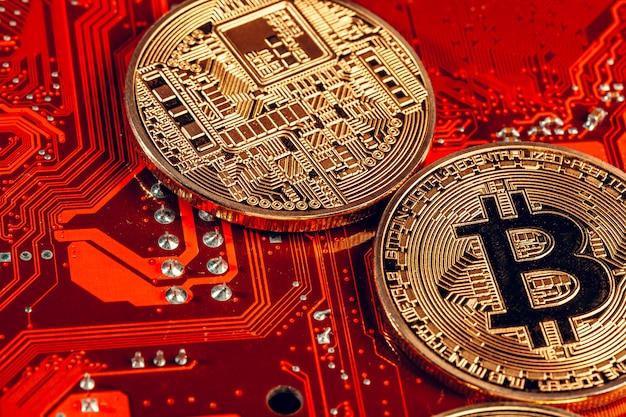 Bitcoin dourado e chip de computador