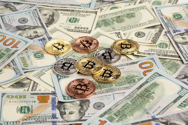 Bitcoin em cima de papel-moeda
