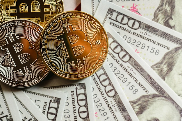 Bitcoins reais com um valor superior a centenas de dólares em contas.
