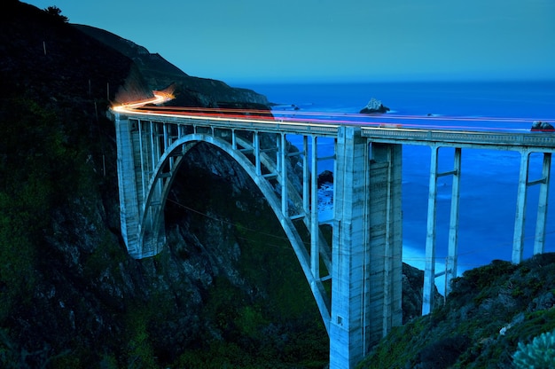 Bixby Bridge como o famoso marco em Big Sur Califórnia.