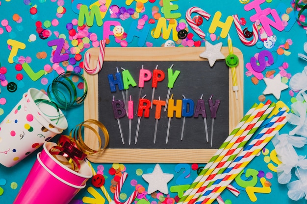 Blackboard com decoração onde põe &quot;feliz aniversário&quot;