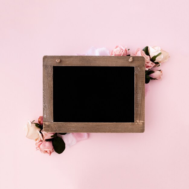 Blackboard com rosas rosa em fundo rosa