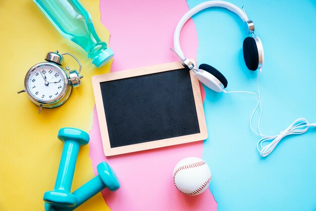 Blackboard e equipamentos esportivos em papel