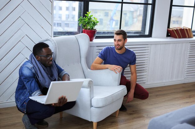 Blackman e branco warking com laptop.