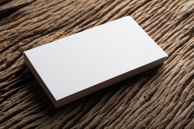 Blank white Apresentação do cartão de visita de identidade corporativa em fundo de madeira