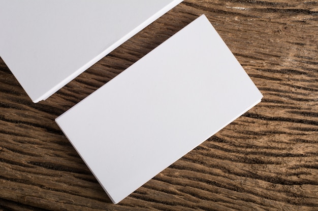 Foto grátis blank white apresentação do cartão de visita de identidade corporativa em fundo de madeira