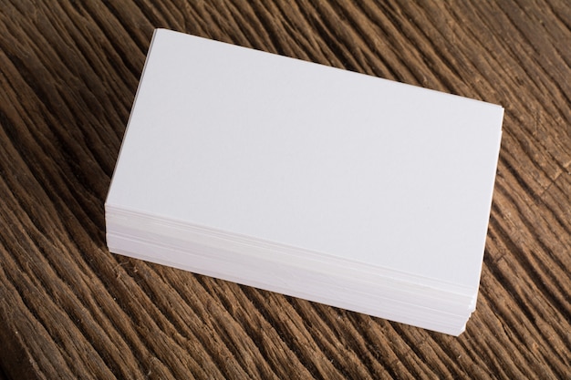 Blank white Apresentação do cartão de visita de identidade corporativa em fundo de madeira