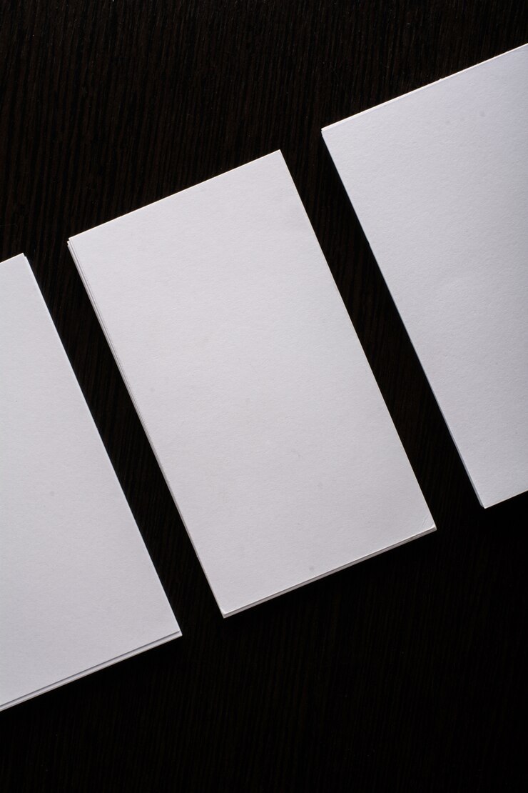 Foto grátis blank white apresentação do cartão de visita de identidade corporativa em fundo de madeira