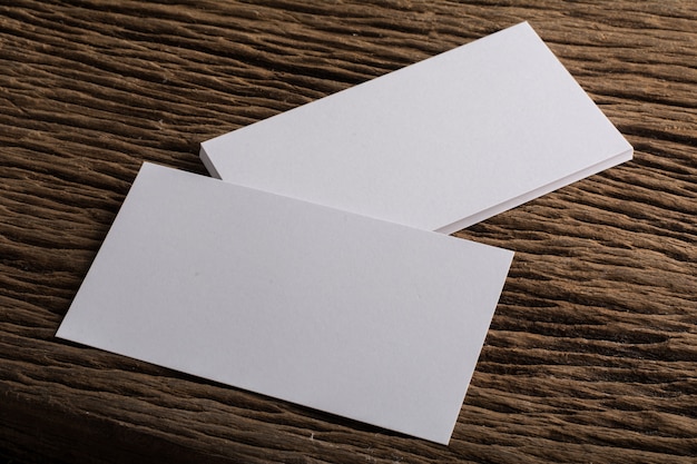 Foto grátis blank white apresentação do cartão de visita de identidade corporativa em fundo de madeira