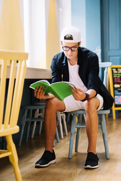 Foto grátis bloco de notas de leitura de estudantes