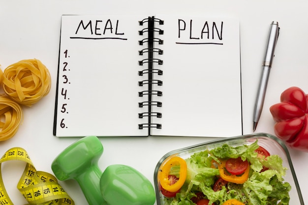Foto grátis bloco de notas de planejamento de refeições e composição de alimentos