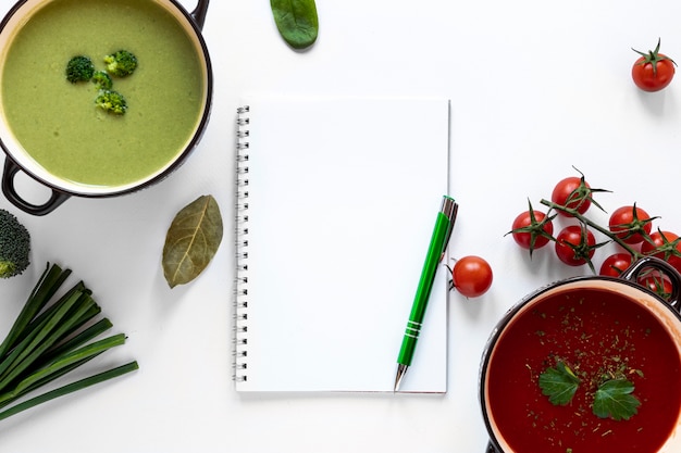 Foto grátis bloco de notas e sopas de creme de legumes