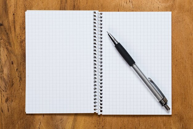 Bloco de notas na mesa com uma caneta