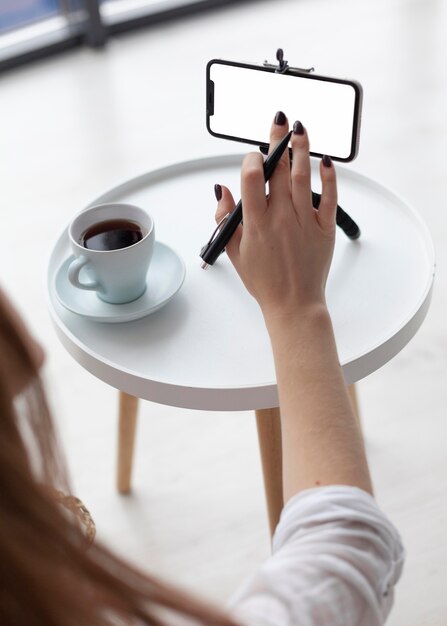 Blogger ajustando um telefone vazio