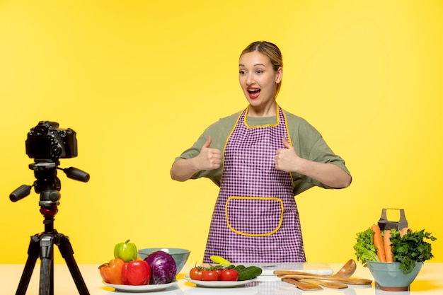 Blogger de comida bonito e saudável chef gravando vídeo para mídias sociais muito animado