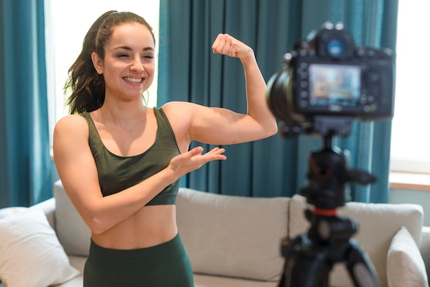 Blogger desportivo mostrando o braço na frente da câmera
