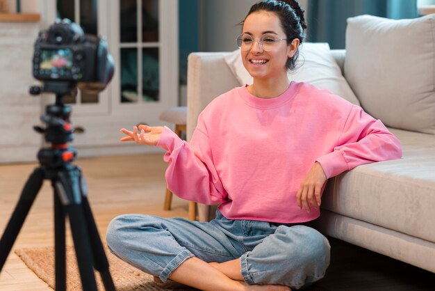 Blogger feliz em gravar vídeo em casa