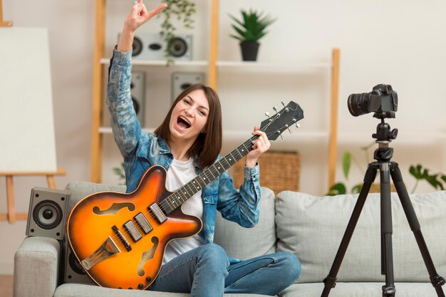 Blogger feliz em gravar videoclipes em casa