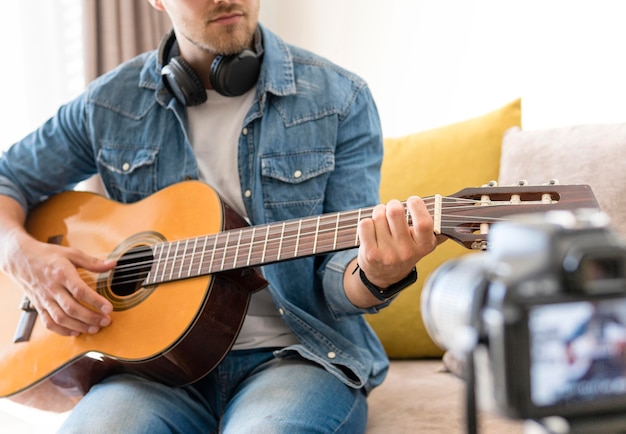 Blogger gravando a si mesmo enquanto tocava guitarra