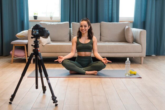 Blogger gravando sessão de yoga em casa