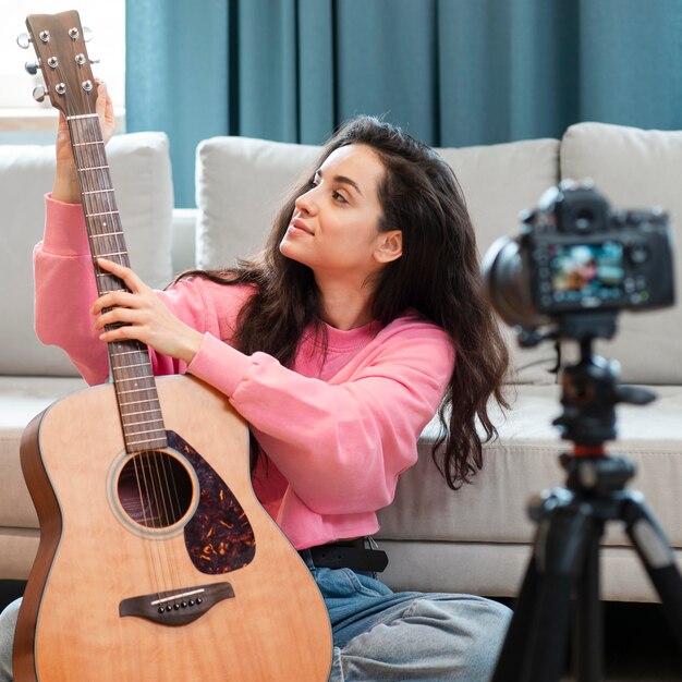 Blogger mostrando seu violão espanhol para câmera
