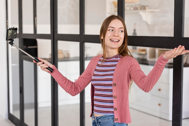 Blogger mostrando sua casa usando vara selfie