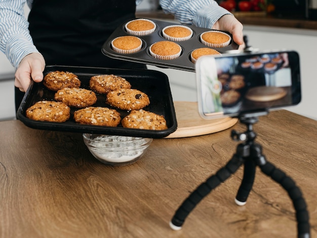 Foto grátis blogueira de culinária feminina transmitindo em casa