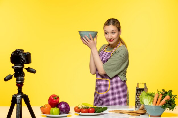 Blogueiro de comida adorável chef saudável gravando vídeo para mídia social segurando tigela