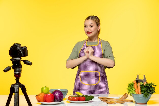 Blogueiro de comida bonito chef saudável gravando vídeo para mídia social de mãos dadas