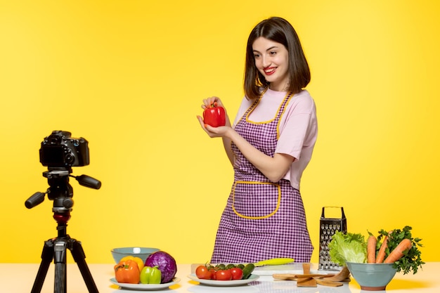 Foto grátis blogueiro de comida bonito cozinheiro de fitness gravando vídeo para mídias sociais com pimenta vermelha grande