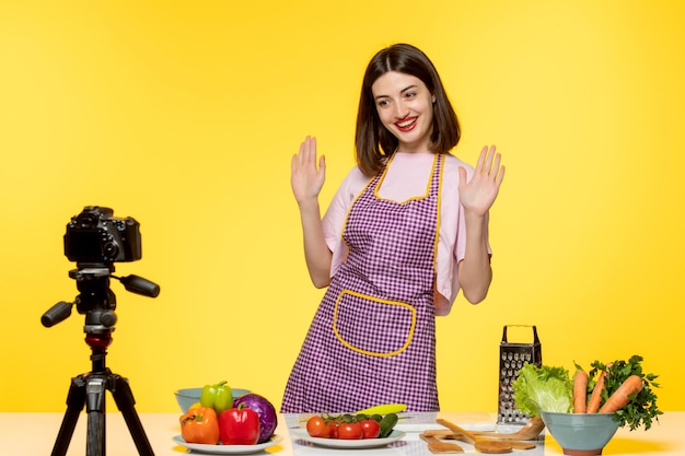 Blogueiro de comida bonito cozinheiro de fitness gravando vídeo para mídias sociais dizendo adeus