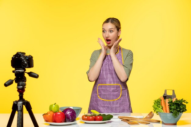 Blogueiro de comida bonito e saudável chef gravando vídeo para mídia social animado com a boca aberta