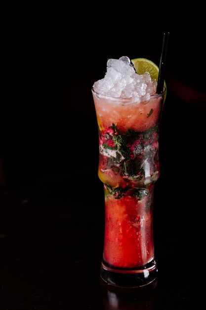 Bloody Mary cocktail com molho de tomate vermelho, ervas e cubos de gelo.