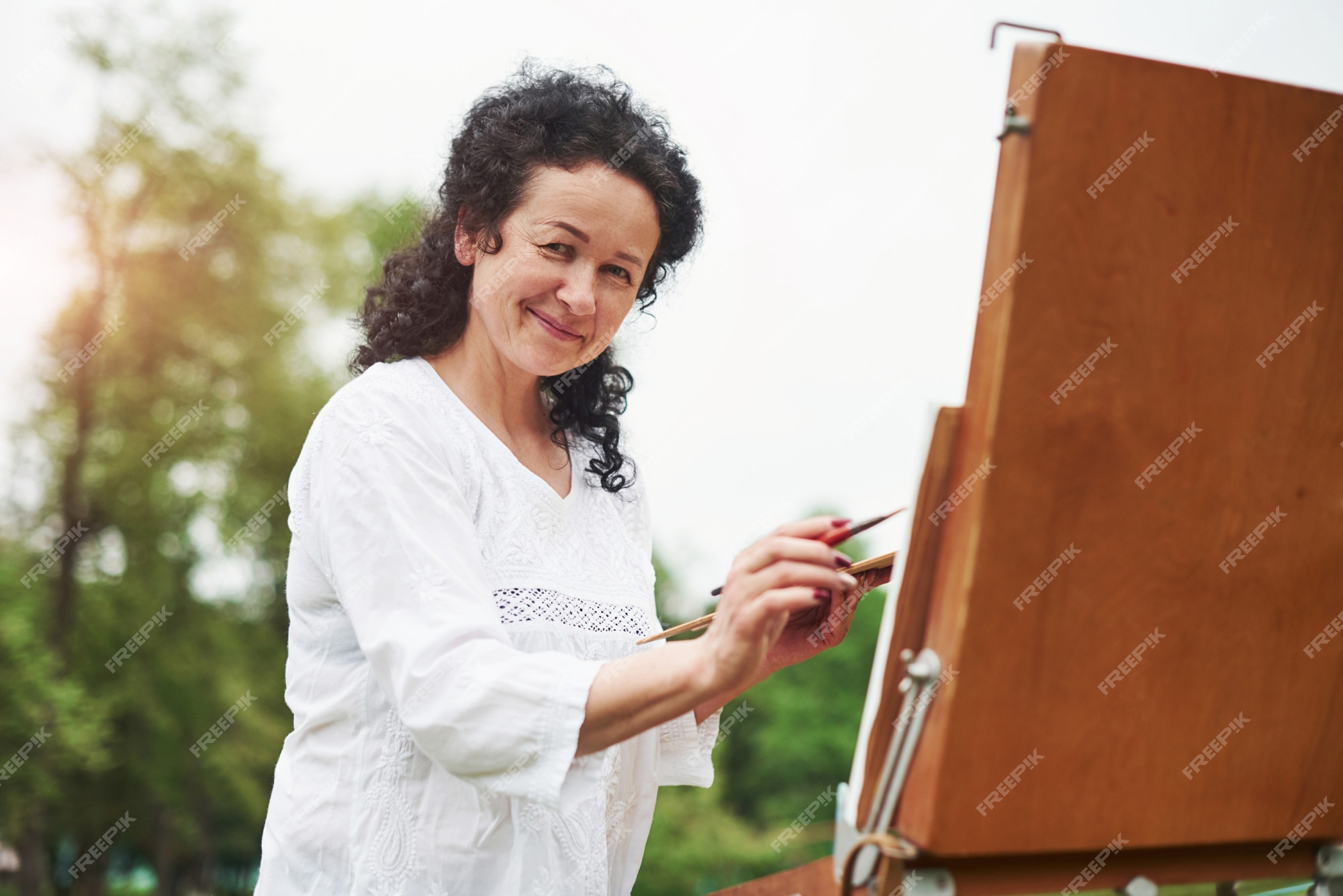 Vetores de O Homem Sênior Pintando Quadros De Pintura No Desenho De Tela De  Cavalete Hobby E Conceito De Lazer De Aposentados e mais imagens de Adulto  - iStock